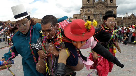 Pasacalle de carnaval en la Plaza de Armas del Cusco