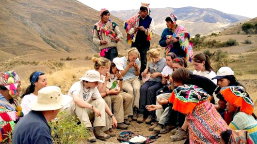 Turistas comiendo papas de la huatia