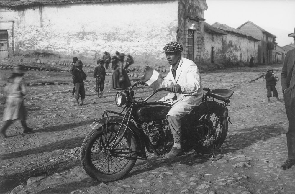 1930 Mario Pérez Yáñez, primera moto en el Cusco