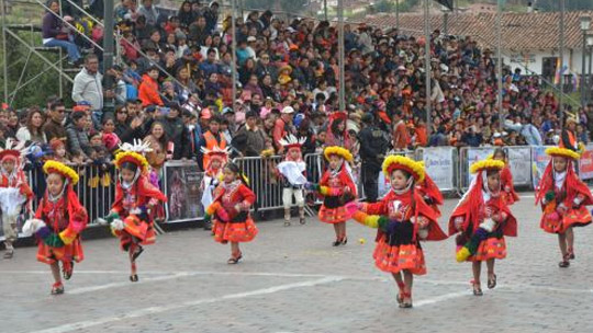 Los niños también participan en el desfile de danzas