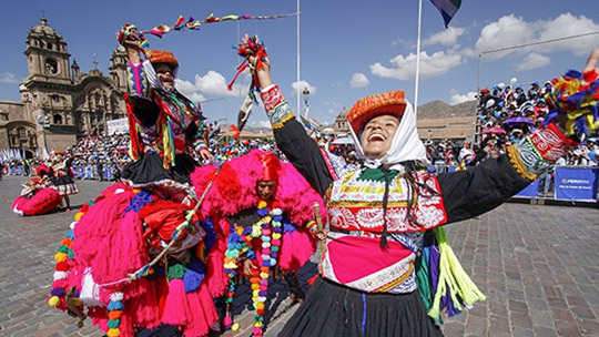 Danzas en la Plaza de Armas del Cusco