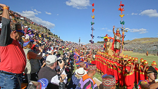 El Inca en la explanada de Sacsayhuaman