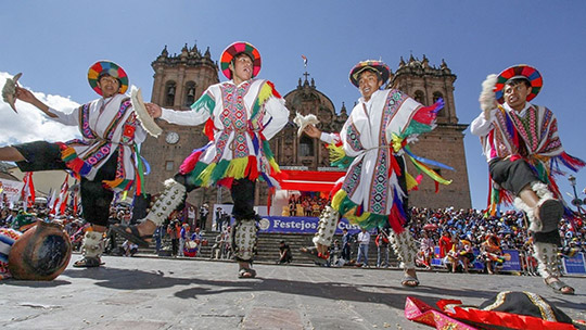 Danzas en la Plaza de Armas del Cusco