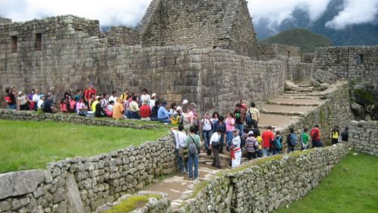 Grupo de turistas en Machu Picchu