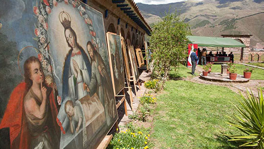 Restauran obras de arte religioso y cerámicas incas