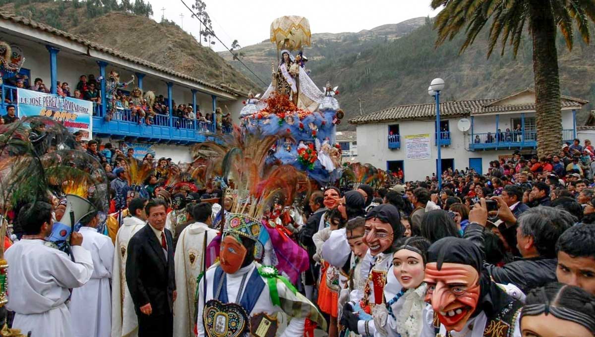 Cusco celebra hoy el 39° aniversario de coronación de la Virgen del Carmen de Paucartambo